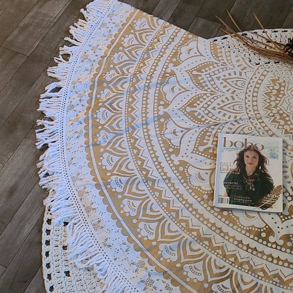 NEW BO HO GOLD AND WHITE, TABLE CLOTH, WALL ART. - Picture 13 of 16